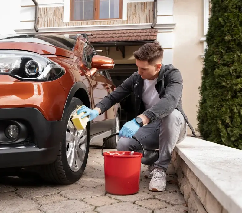 Lavage auto à domicile Grandcamp-Maisy : professionnel intervenant sur un véhicule